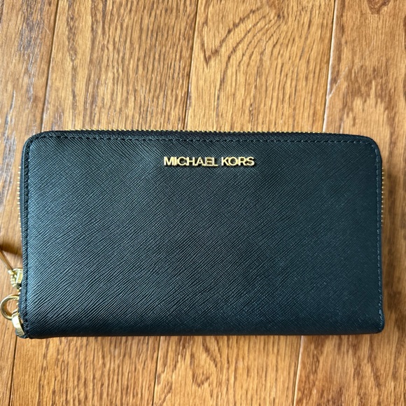 Michael Kors black Wristet - Picture 2 of 11